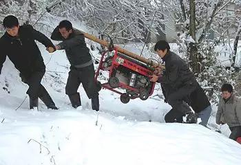在山区修建和维护基站,不是一件容易的事情。