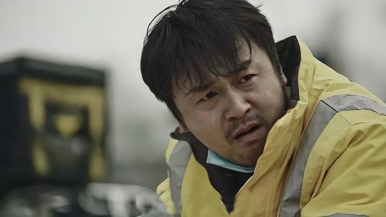 我们只是一群提供劳动力而赚取服务费用的工具人。一单挣的钱,比骑手跑一单外卖的佣金都少。