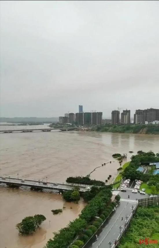 18日青衣江大渡河汇合处的洪水。图片来源:红星新闻