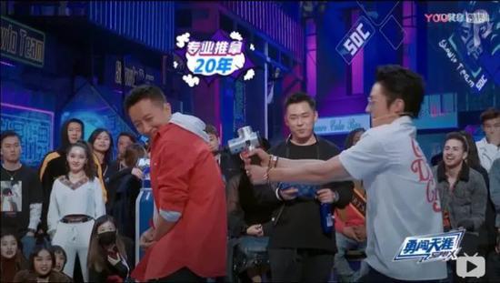 《这就是街舞》联名限量款筋膜枪,发布当日成交额达149万元。/《这就是街舞》