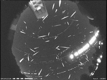 这张合成照片记录了2014年双子座流星雨中的100多颗流星。