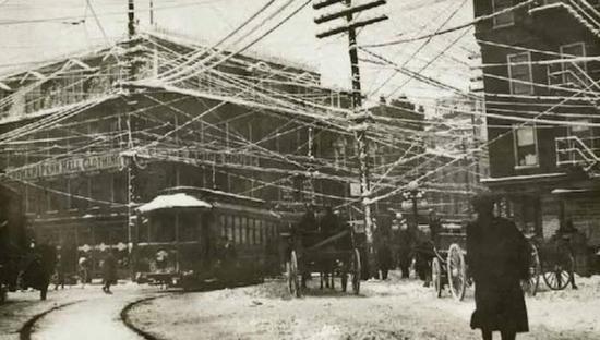 电话线路密布的华尔街,1892年