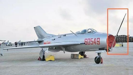 歼-6的机头空速管可以向上折叠(图片来源:新华社)