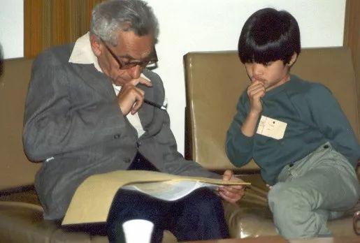 1985年,埃尔德什给后来的菲兹奖获得者,已经开始上高中的10岁的陶哲轩辅导作业。@wikipedia