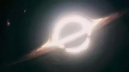 电影《星际穿越》,中的“卡冈图雅”黑洞(图片来源:《星际穿越》)