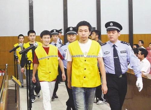 四人因熊猫烧香案判刑,走在最前面的为李俊