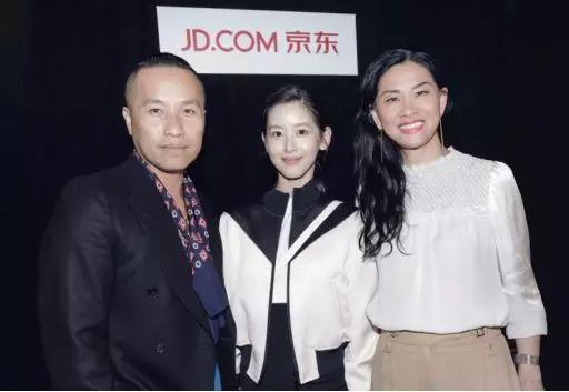 图:京东大服饰事业部总裁丁霞(右)