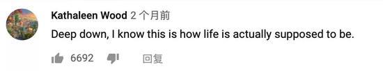 ▲一位美国网友Kathaleen 在李子柒的视频下留言,“在我的内心深处,有一个声音告诉我这才是生活该有的样子”。
