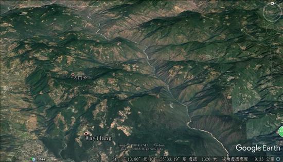 这是石羊江河谷绿孔雀栖息地基于卫星影像的3D地形图,可以看到,和云南其它很多地带一样,这里的河谷地带还保存有相对连片的植被,也是绿孔雀重要的栖息地,而半山和高原面上的天然植被早已被开垦,人口密度已经很大。这些农田和村落涉及新平县的水塘镇、者竜乡和双柏县的鄂嘉镇。(图片来源:谷歌地球)