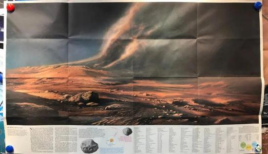 1973年国家地理出版的火星地图背面,包括一幅火星沙尘暴想象画、火星观测发展史说明、火卫图示以及另一面火星地图上的地貌索引。