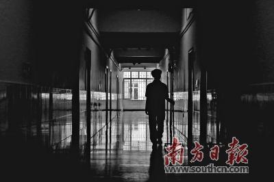 青少年成瘾行为科治疗区,一名体质较差的游戏成瘾者吊着营养针经过。