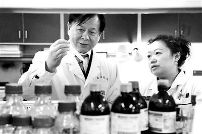 吴昊教授(左)与团队成员在实验中 供图/首都医科大学附属北京佑安医院