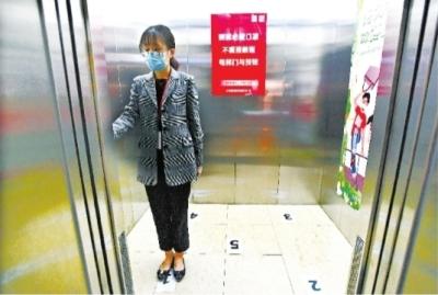 4月13日,小米武汉总部,门厅、电梯间和办公区均张贴有醒目防疫海报 长江日报记者高勇 摄 线索提供 通讯员马丹妮