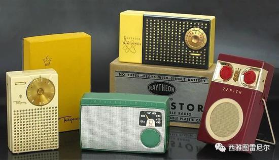 1950年代,第一代的晶体管收音机,大大降低了成本和体积