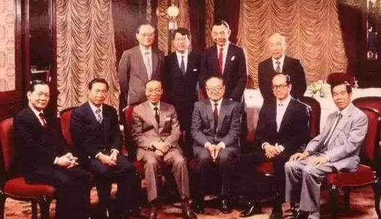 上图中李兆基(左二)、李嘉诚(右二)、郑裕彤(右一)被称为当时香港的“新三剑侠”