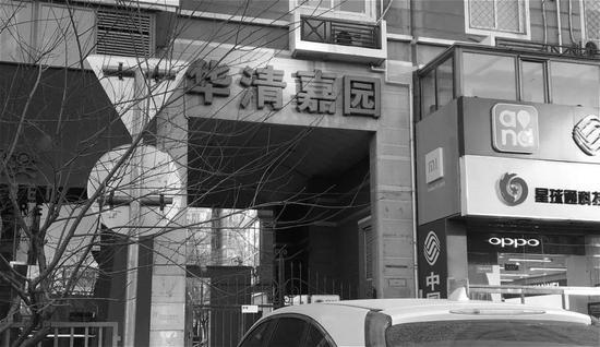图 | 华清嘉园小区东门,咖啡馆、手机店、小食馆、理发店、服装店林立,路边随处可见小商贩