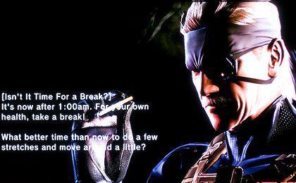 MGS4每个章节之间会有漫长的硬盘安装过程,在这段动辄十几分钟的时间里,除了观看“老蛇”对着屏幕吐烟圈儿以外,我们啥也干不了