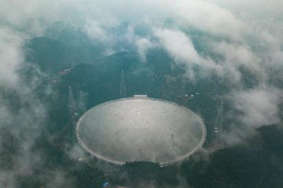 图1:位于中国贵州省黔南布依族苗族自治州平塘县克度镇大窝凼的FAST望远镜鸟瞰图,图片来源:FAST张蜀新