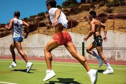 △ Grindr旗下的服装品牌图The Varsity Collectio广告图