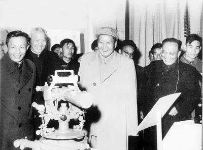 1958年,毛泽东主席参观中国科学院科研成就展。前排左起为:张劲夫、吴有训、毛泽东、郭沫若。(图片来自http://www.cas.cn/)
