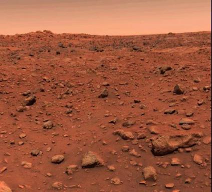 第一张火星表面拍摄的彩色照片。1976年7月21日,海盗1号着陆器拍摄,红色的表面可能是褐铁矿(水合氧化铁),这种矿物在地球上是水和氧化性大气环境下的产物。来源:NASA/JPL-Caltech/PIA00563