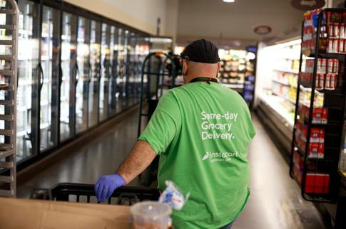 Instacart员工正在超市采购