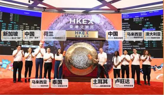 右三为袁文凯,物流分拣师