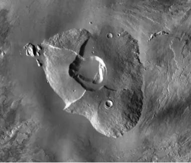 位于火星的奥林帕斯山、是太阳系最高的火山,火山口深约3公里,顶峰高26公里,平均高度22公里