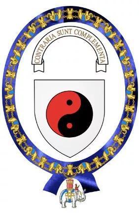 图 4: 在 1947 年获得丹麦最高荣誉 Order of the Elephant 时,玻尔为自己设计的纹章。 其主体采用了中国传统的太极图;上方写有拉丁文 Contraria sunt Complementa,英译为 Opposites are Complementary, 汉译可为相反相成。