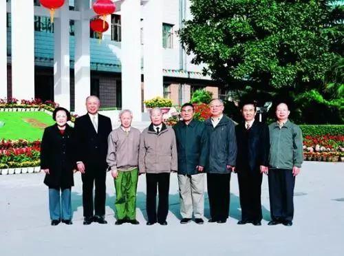 ▲研究所的院士们,左四为程开甲院士。