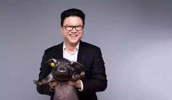 丁磊与网易「味央」猪合照。曾有媒体编辑的在图片上添加提示:「后排为网易CEO丁磊」