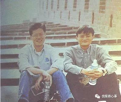 1997年,马云陪同杨致远爬长城