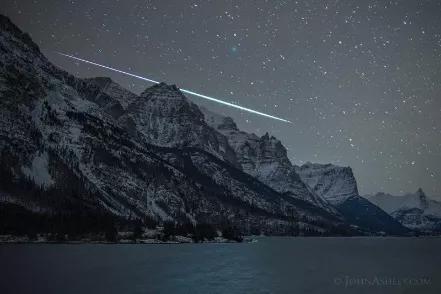 图片来源:2018年12月6日John Ashley在蒙大拿拍摄的掠地流星