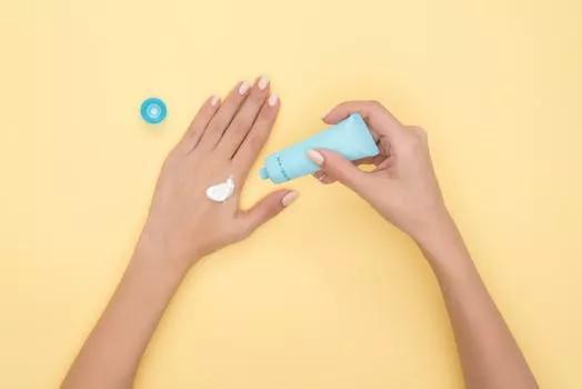 涂抹保湿产品成了当代女性护肤的重要措施,来源:Pexels.com