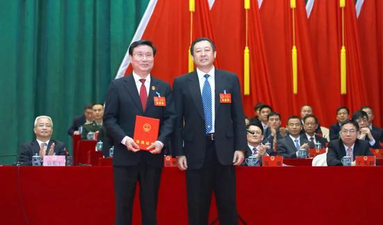 ▲市人大常委会主任王克强为新当选市法院院长郑兰清颁发证书。