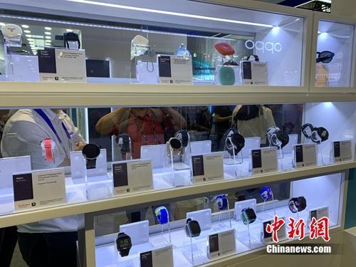资料图:5G终端产品展示。中新网 吴涛 摄
