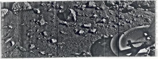 第一张在火星表面拍摄的照片。1976年7月20日,海盗1号在着陆几分钟后拍摄然后传回。来源:NASA/JPL-Caltech