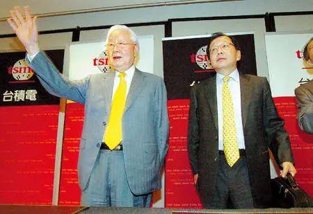 张忠谋现场宣布撤掉蔡力行CEO职位 图片来源:商业周刊