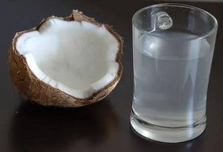 椰肉和其中的椰子水
