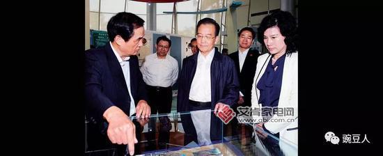 2011年,朱江洪和董明珠在武汉空调产业园奠基仪式上与武汉市委书记杨松对话