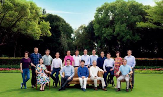 华为公司董事会从2011年开始维持在17人。既包括业务线上的骨干,也包括职能平台中关键性的财务、人力和品牌负责人。这家公司此刻站在一个历史高点,也面临下一个关口。(华为官网)