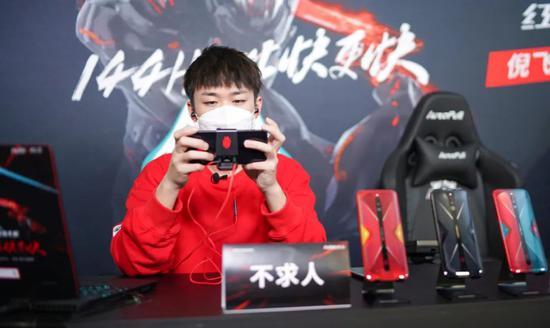 不求人在红魔手机发布现场,图源不求人微博