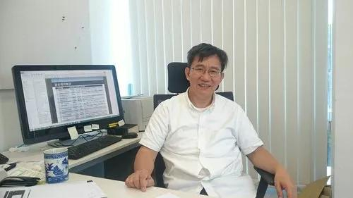 李泽湘在办公室