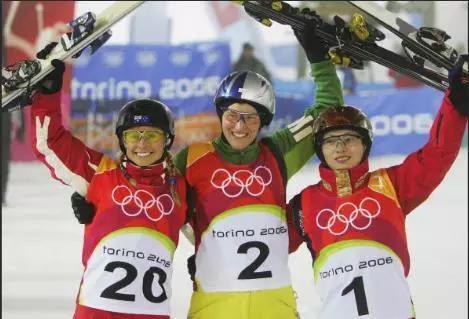 卡普林(左一)冬奥会自由滑雪季军颁奖(图片来源:新浪体育)