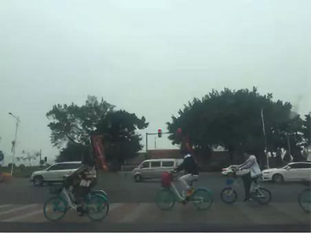 “车都没法开了,这种共享助力车、单车抢道太严重了。”