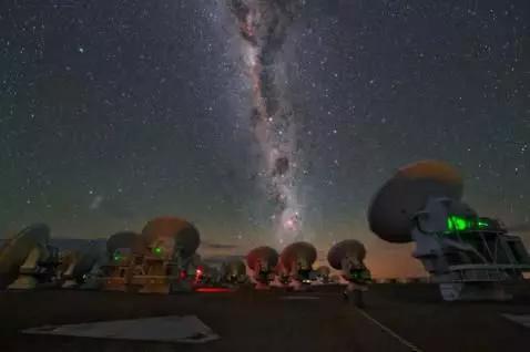 图四:位于智利的阿塔卡马大型毫米波阵(ALMA)望远镜