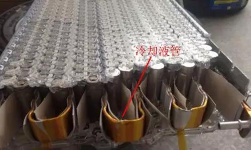 ▲特斯拉汽车的动力电池包采用的液冷结构散热方式(图片来源网络)