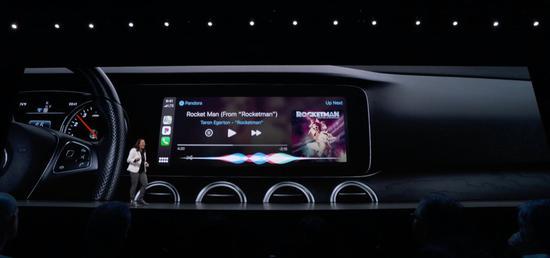 更新iOS 13系统后的 CarPlay,Siri 的运行界面挪到了屏幕底下 | 现场拍摄