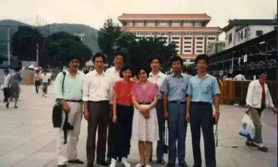 图:1988年初来深圳的郭台铭(左二)