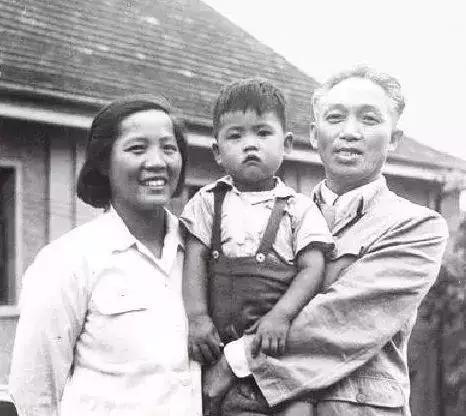 (据说是任正非小时候的全家合影)